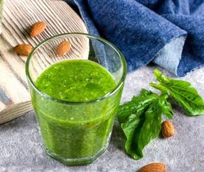 Healthy Green Smoothies with Kiwi and Spinach